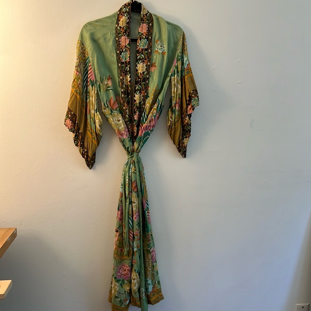 Lin Jia kimono rayon - gorgeous green with black printed borders. Size M.
